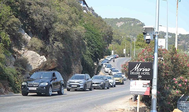 Ölüdeniz'e tatilci akını, uzun araç kuyruğu oluştu