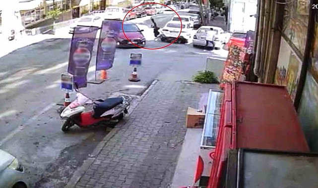 Önüne çıkan otomobile çarpan motosikletli havada takla attı