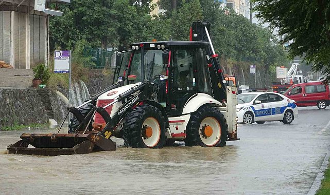 Ordu'da sağanak hayatı olumsuz etkiledi: Yol ulaşıma kapandı