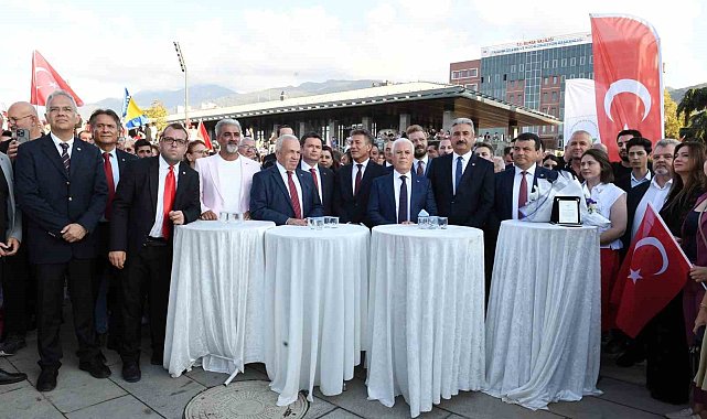 Osmangazi Belediyesi Zafer Bayramı'nı Atatürk Anıtı ile taçlandırdı