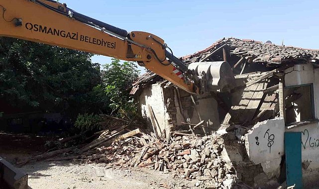 Osmangazi'de bir metruk bina daha yıkıldı