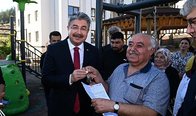Osmaniye'de 90 deprem konutun daha anahtar teslimi yapıldı