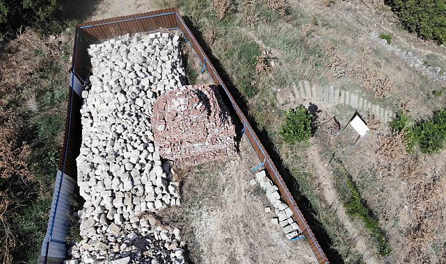 Osmanlı'nın ilk imareti olan Orhan Gazi İmareti'nin yapı taşları otoparka terk edildi