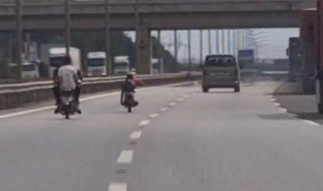 Otobanda motosikletin üzerine yatarak canını hiçe sayan çılgın sürücüye 10 bin TL ceza