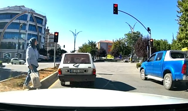 Otomobil çocuğa çarptı