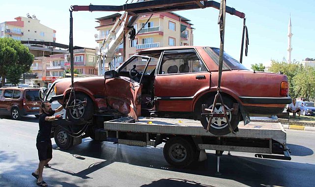 Otomobilde sıkışan sürücüyü itfaiye kurtardı