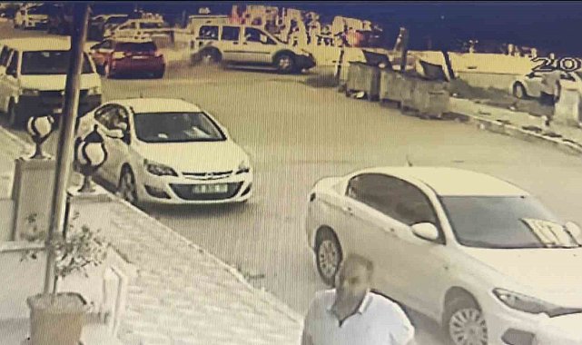 Otomobille çarpışan hafif ticari araç takla attı, herkes yardıma koştu: O anlar kamerada