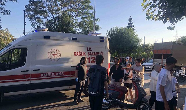 Otomobille çarpışan motosikletlinin yaralandığı kaza kamerada