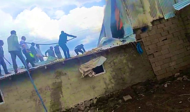 Özalp'te yıldırım düşmesi sonucu yangın çıktı