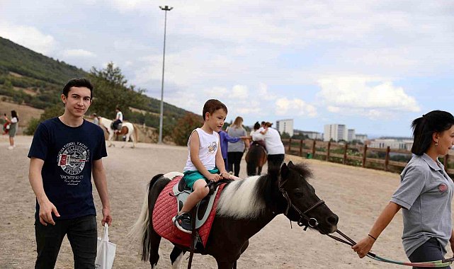 Özel çocuklara atlı terapi desteği
