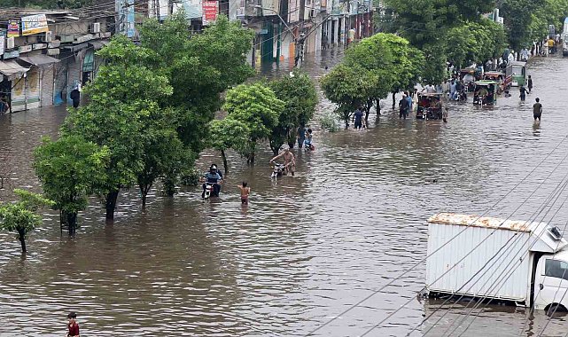 Pakistan'ın Lahor şehrinde 44 yılın yağış rekoru: 6 ölü