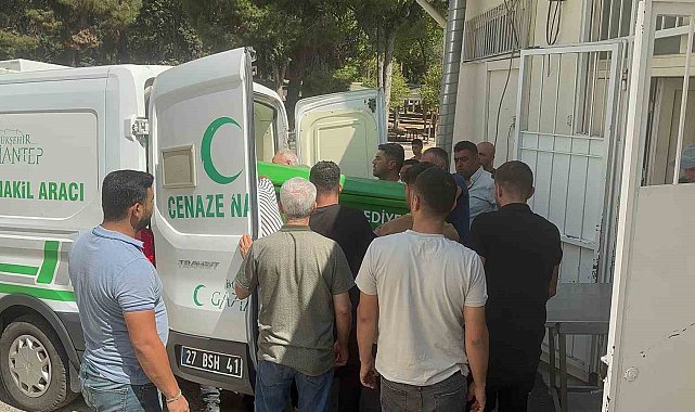 Park halindeki araca çarpan motosikletli genç hayatını kaybetti