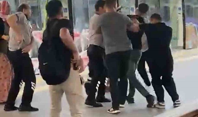 Pendik Marmaray'da 2 grup arasındaki kavga kamerada