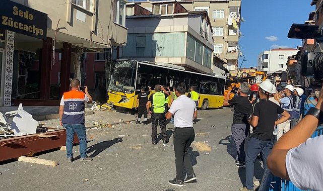 Pendik&#039;te bina kolonuna çarpan İETT otobüsü kaza yerinden kaldırıldı