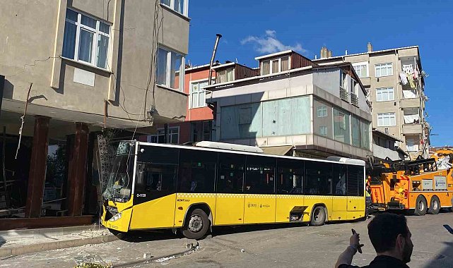 Pendik'te binaya çarparak hasara sebep olan İETT otobüsünün, binaya yapılan güçlendirme çalışmalarının ardından çekici yardımıyla kaza alanından 24 saat sonra kaldırılma çalışmaları başladı.