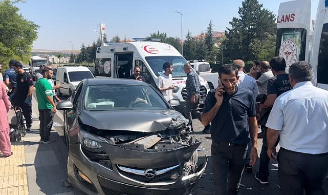 Polatlı'da yakınının cenazesine giden otomobille hafif ticari araç çarpıştı: 5 yaralı