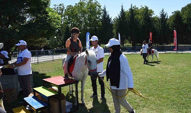 Pony atlarıyla buluşan çocuklar keyifli anlar yaşadı