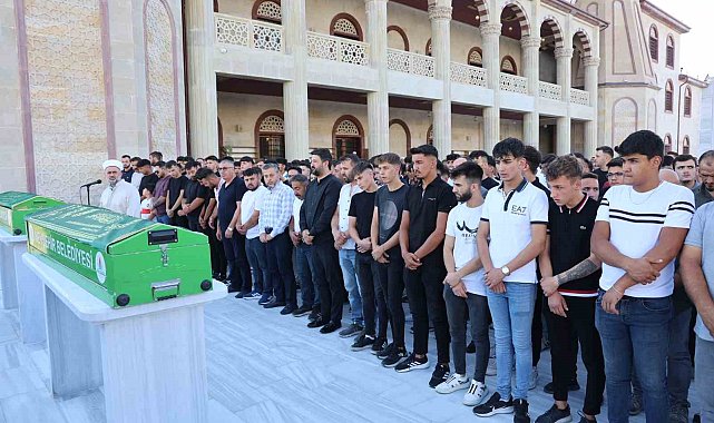 Poz verdikleri arabada can verdiler