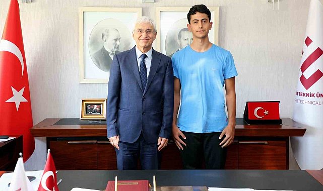 Rektör Özcan, ESTÜ'ye en üst sırada yerleşen öğrenciyi makamında ağırladı