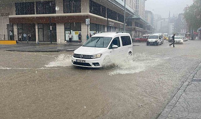 Rize'de şiddetli yağmurda cadde ve sokaklar göle döndü