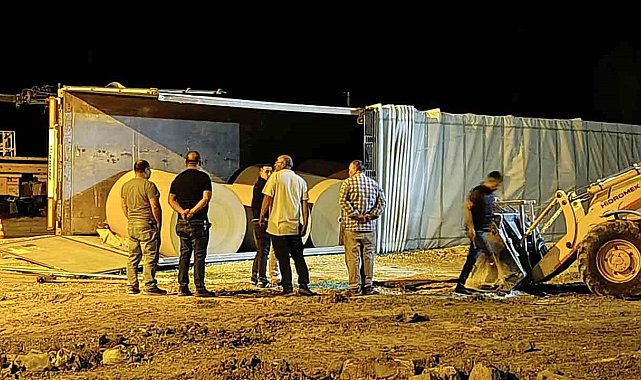 Rulo kağıt yüklü tır devrildi