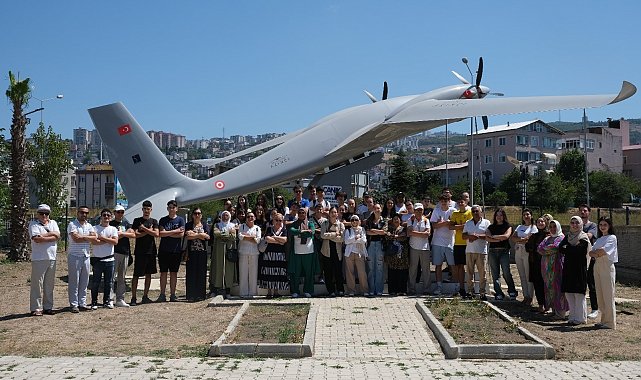 Rumen öğrencilerden Canik'te Akıncı TİHA pozu