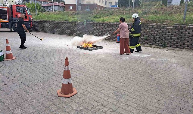Sağlıkçılar yangına yangın tüpü ile müdahale etti