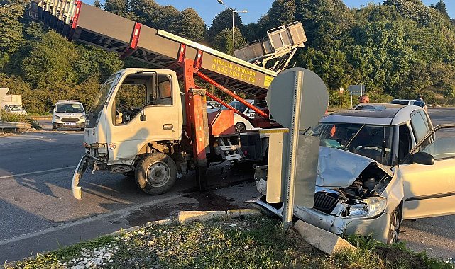 Sakarya'da kamyonet ile otomobil çarpıştı: 3 yaralı
