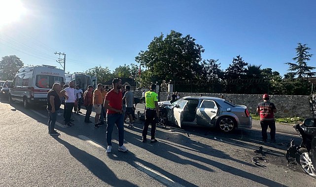 Sakarya'da minibüs ile otomobil kafa kafaya çarpıştı: 5 yaralı