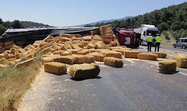 Saman yüklü tır devrildi, yol ulaşıma kapandı