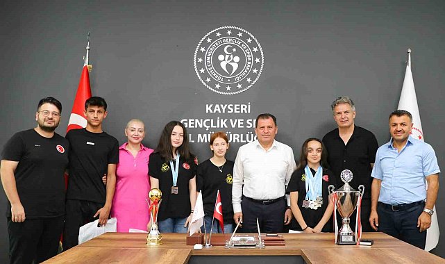 Şampiyon yüzücülerden Kabakcı'ya ziyaret