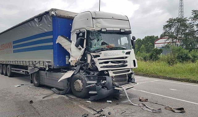 Samsun'da ışıkta duran tıra arkadan çarptı