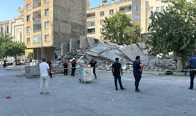 Şanlıurfa'da faciadan dönüldü: Yıkım sırasında bina iş makinesinin üzerine devrildi