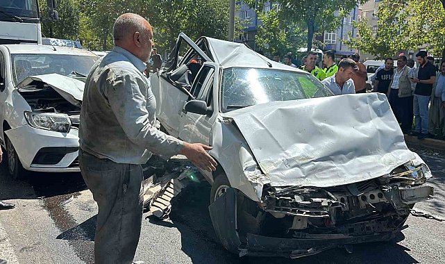 Şanlıurfa'da kırmızı ışıkta bekleyen araçlara tır çarptı: 3 yaralı