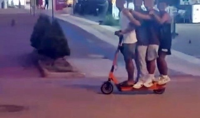 Scooter'a 4 kişi binerek kameraya poz verdiler
