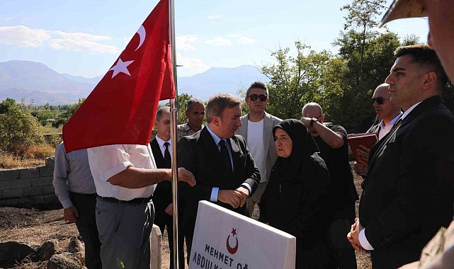 Şehit mezarına bayrak asma töreni düzenlendi