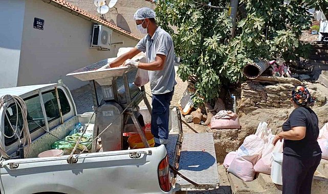 Selçuk'ta salçalar ailece hazırlanıyor, belediye makine ile destek oluyor