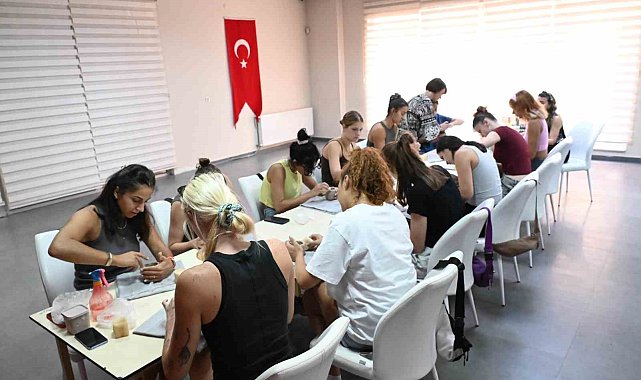 Seramikle Sanat Terapisi&#039;ne katılan &#039;Bizim Kızlar&#039; stres attı
