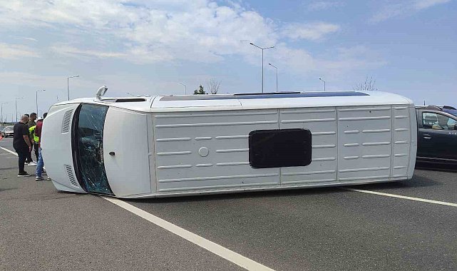 Servis minibüsü devrildi, sürücü kazayı yara almadan atlattı