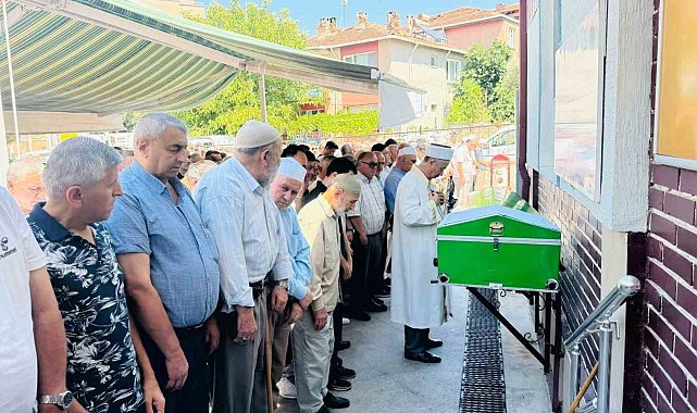 Sevilen eski muhtar gözyaşları arasında toprağa verildi
