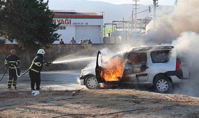 Seyir halindeyken alevlere teslim olan otomobil paniğe neden oldu