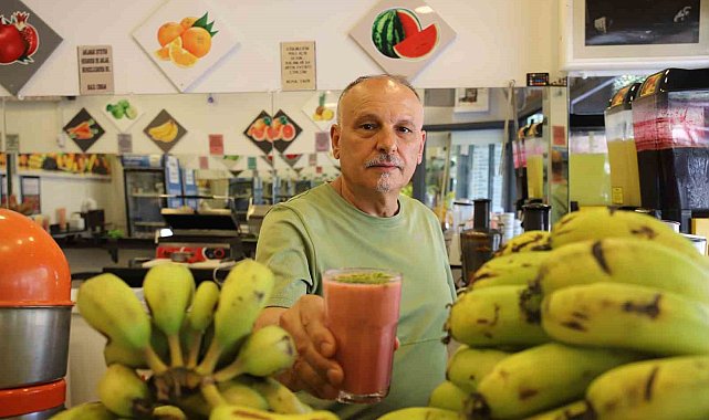 Sıcaktan bunalan vatandaşlar atom içerek hem serinliyor hem doyuyor
