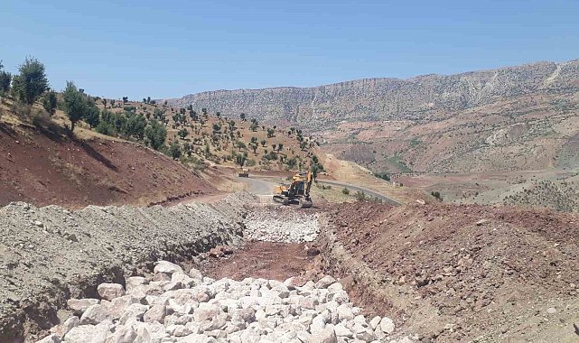 Siirt'te heyelan nedeniyle kapanan yol trafiğe açıldı
