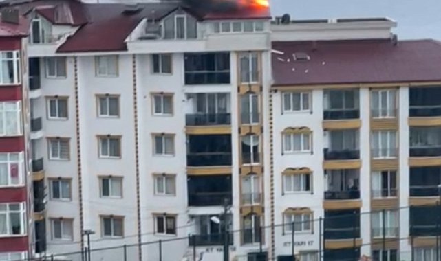Sinop'ta bir apartmanın çatı katına yıldırım düştü