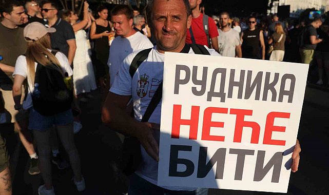 Sırbistan'da binlerce kişi lityum madeni projesini protesto etti