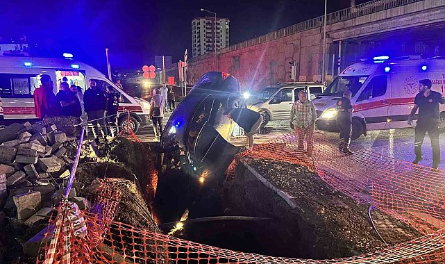 Sivas'ta hafif ticari araçla otomobil çarpıştı: 5 yaralı