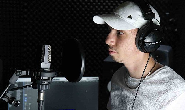 Söylenen kelimeleri anında rap şarkıya çeviriyor