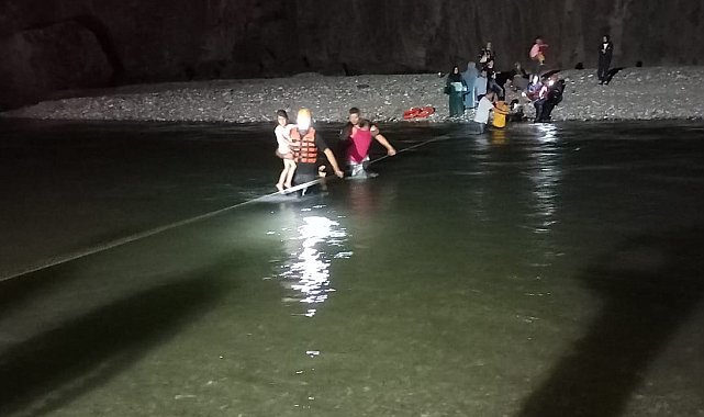 Su seviyesinin yükselmesi ile derede mahsur kalan 16 kişi kurtarıldı