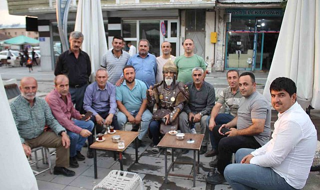 Sultan Alparslan kostümlü Hacı Hasan Keskin'e yoğun ilgi