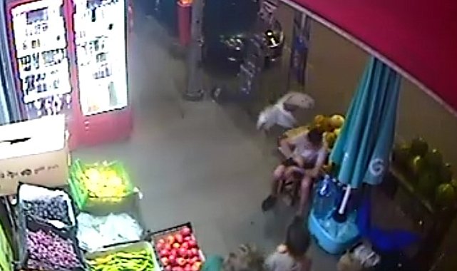 Sultangazi'de boğazında yemek kalan martı adeta yardım istedi